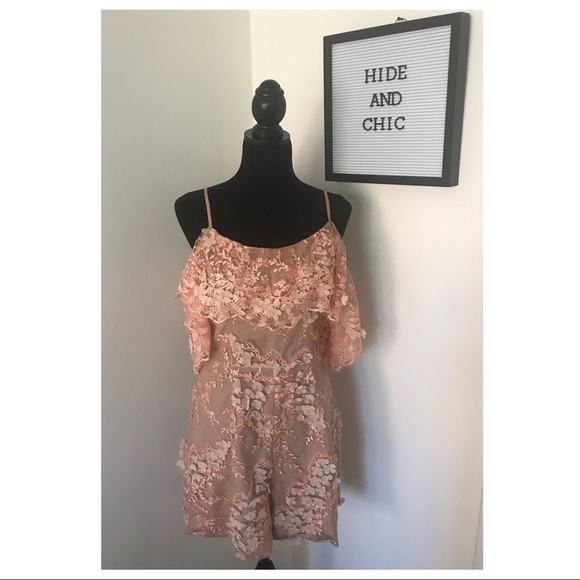 DRESS THE POPULATION FLORAL ROMPER - Picture 2 of 7